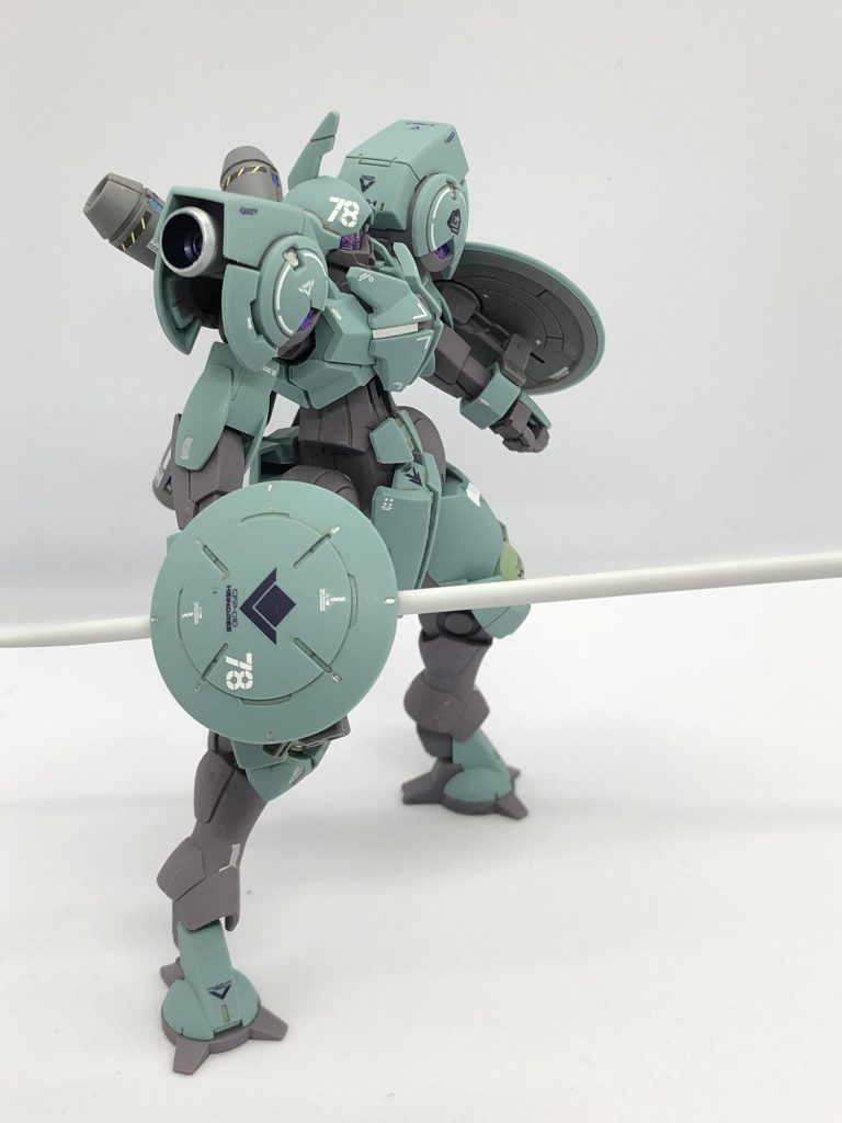 左側面から。 こちらはシールドにランスとハンドガン(見えませんが)。両側にシールドがあるとどちらから眺めてもカッコいいマーキングが見えて良いですね。