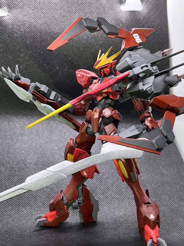 テスタメントガンダムとバルバトスルプスレクスをデザインに盛り込んでます、武装はディバインストライカーとトリケロス改そしてテールブレードと取り回しやすさを重視して半分になったロングソードです、テールブレードはディバインストライカーが腕に変形する時にはクローに変形します