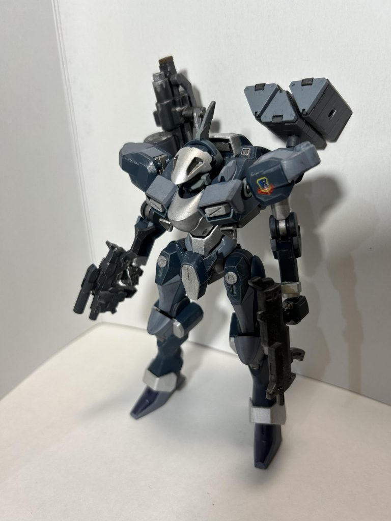 武装はそれっぽくなるようにW鳥グレキャミサイルで肩はディランザから持ってきて原作みたいに左肩にエンブレムコア部分はジャンク部品からアンテナ付けたりダクト付けたり背負い物の下にあるディティールを削ってMSGのハッチに付け替えたり