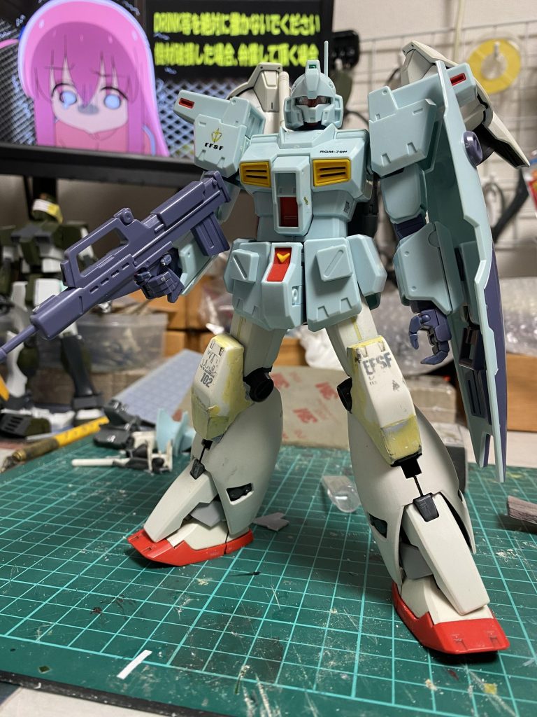 膝は、カトキガンダムの膝をベースに、プラ板で大体の形を作り、上からパテを盛ってます。