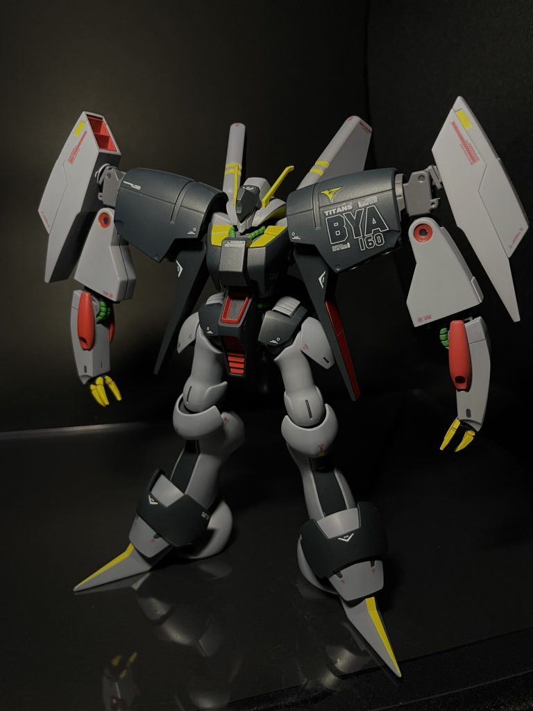 正面ショット。最近のキットの割には合わせ目多し。デザイン的に段差モールドに出来る位置の合わせ目なのでそこはGOOD。色は成形色が紫過ぎるので青味を控えたグレーに。