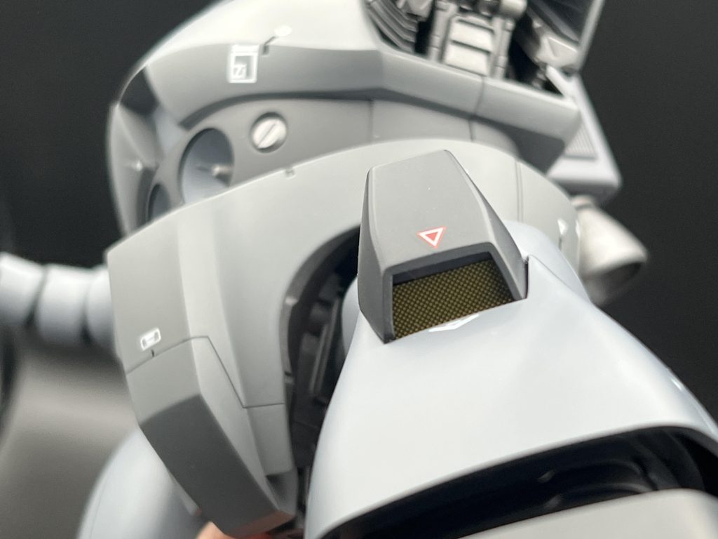 分かりにくいポイントながら、膝のダクトはフレームの合わせ目消しがめんどくさかったので全て削り落としてフィニッシュシートを貼ったプラ板を挟み込むようにして手間を省いた。