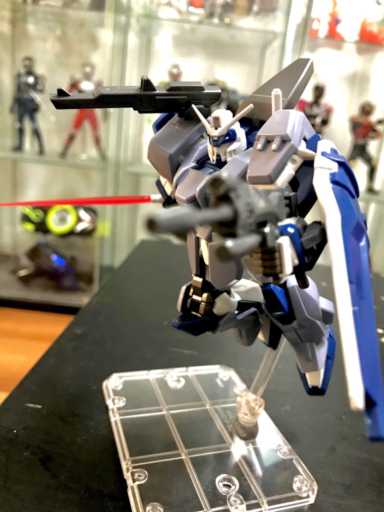 仮組み状態ではシールドも装備させる予定でしたが、シルエットが野暮ったくなり、攻撃的なイメージから離れたので外しました。