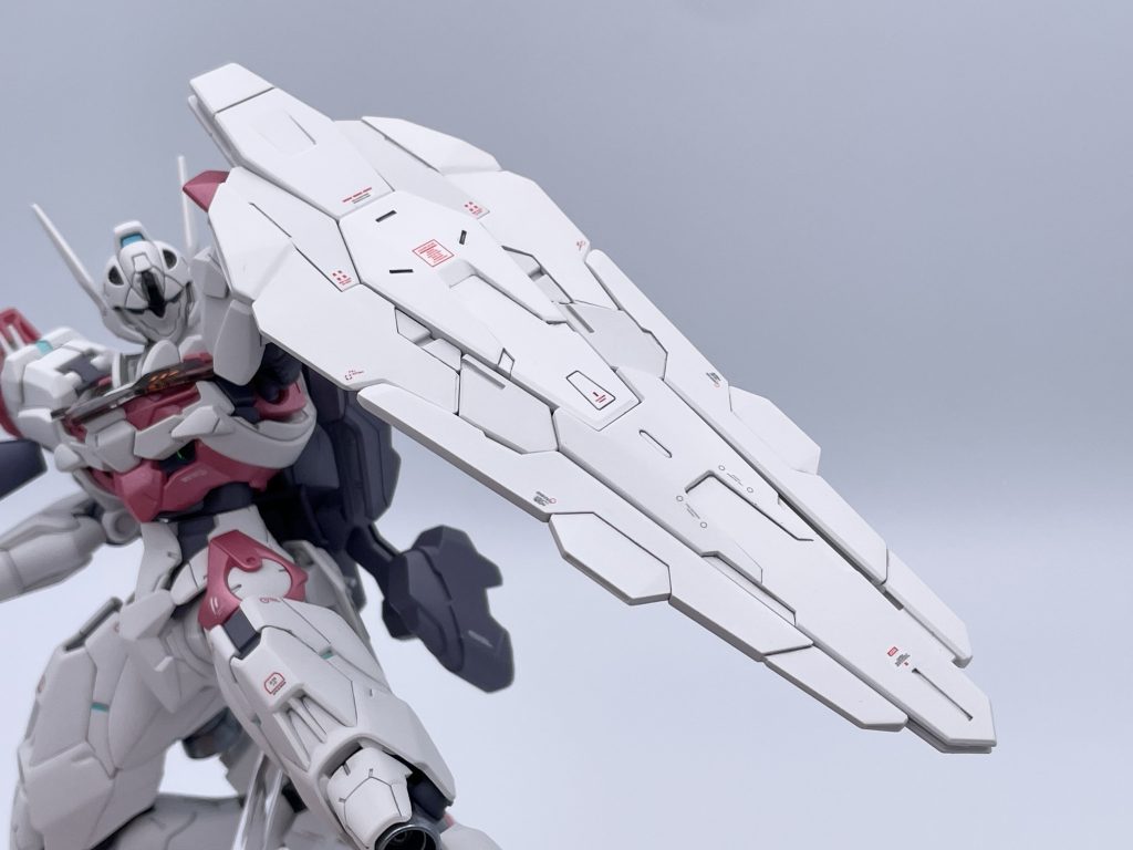 シールドは一部だけトーン下げてますがほとんどわかんないですね手間のかからないいい子でした。▪️使用カラーホワイト部:ニュートラルグレー1(ガイアノーツ)ピンク:GXメタルピーチセンサーとツインアイ:パステルプリズムミントグリーンライトブルー(下地ホワイト)胸部センサー:忘れましたビームライフル:GXクリアパープル/GXクリアブラウン/GXクリアシルバー/ボーンペイントネオマイカ/比率は忘れました関節:メカサフヘビー/GXクリアパープル/比率は失念しました▪️使用サフホワイト部:ボーンサーフェーサーピンク部:ピンクサフ(ガイアノーツ)ビームライフルと関節:なし▪️トップコートセミグロスクリアープレミアム中華充電式エアブラシ使用です