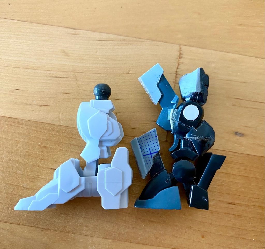 脚部製作太ももは関節が活かせる強度ギリギリのところで切断。膝関節はHGのままです。切断ままだと細くてバランス悪いので1mmプラ板を貼って太くしてます。膝下の切断は写真のような位置。太ももに1番近いところの切断だけ途中で止めて、膝裏からノコを入れてL字にカットします。注意が必要なのはそこくらい。後は足首に被せるように各切断パーツを接着してます。フラッグは足が長いのが特徴なので、SDにした時でもできる限り印象を崩さない長さで、SDEXバルバトスと同じくらいを目安にしてます。