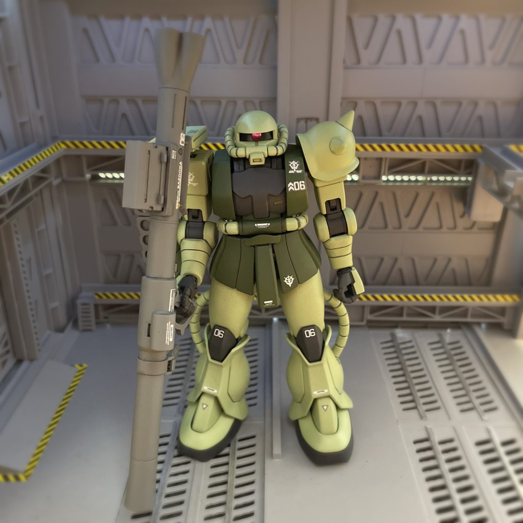 俯瞰で撮影今回、REVIVE版を作成してMSの原点であるザクⅡのカッコ良さを再認識出来ました。