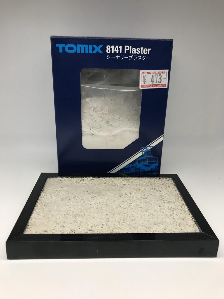 私の一押しなのがこのシーナリープラスター紙粘土や木粉粘土でも良いですが、このシーナリープラスターが一番安く簡単です(100均じゃないけど…)一箱500円ですが…鉄道模型などの超大型ジオラマでも作らない限り、一箱あれば一生使えるでしょうこの粉を紙コップなどの容器に入れ、水を入れてかき混ぜますそれをフォトフレームなどに流すだけでザラザラな地面の様な質感になります乾燥時間は3時間程度かな