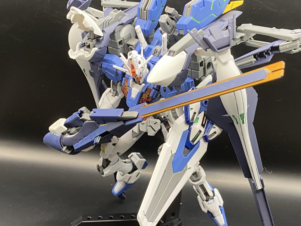 コンポジットシールドブースターのブレードを構えてポージング。こう言った大型の武装は映えますね！