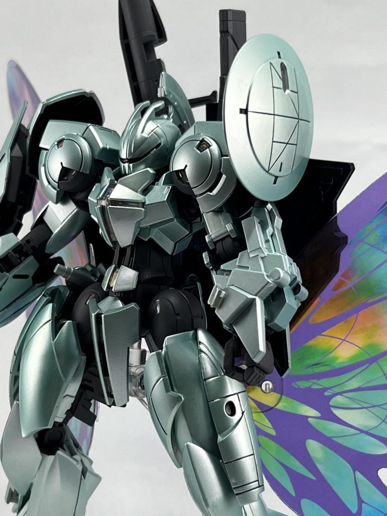 塗装レシピは、本体:ビスマスパール+ビリジアングリーン、トップコートにプリズムパープルグリーンフレーム:メカサフヘビー+ガンメタサフ+オキサイトレッドバックパック:プリズムブルーブラックです。