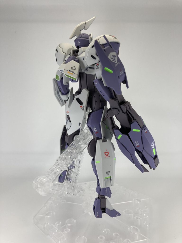 特徴的なクロウですが、ポイントに蛍光グリーンを使ったら初号機感が出てしまいました。後悔はしていません。むしろかっこいい。