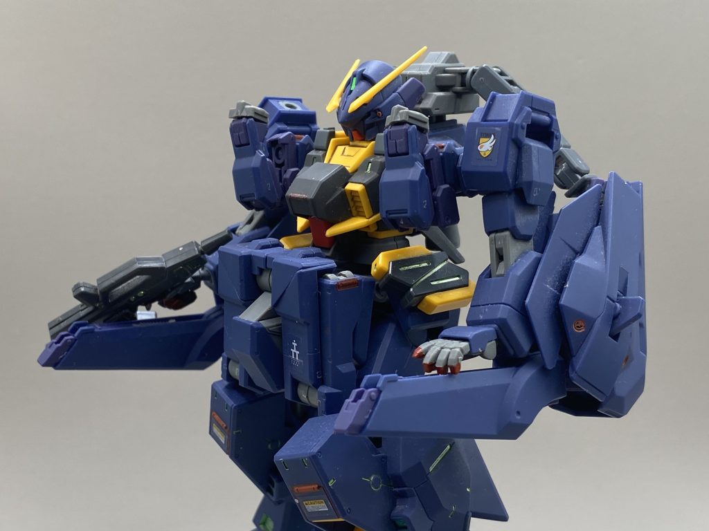 フレキシブルブースターキャノンを展開し、両腕に接続した中距離射撃型腕部に接続することで連射性を上げているという設定の形態