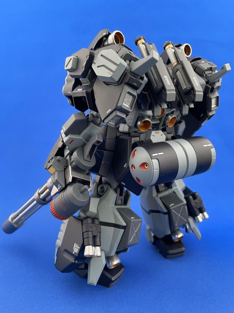 倍近くなる機体重量に対して、機動力を維持するためにスラスターも増設しています。