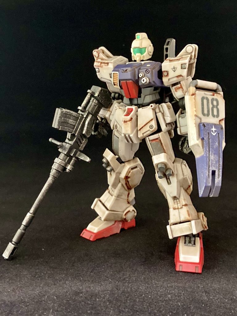 ジム頭は急遽交換したパーツなので、他より汚れは少ないだろうと、墨入れ程度にして質感の違いを出しています。