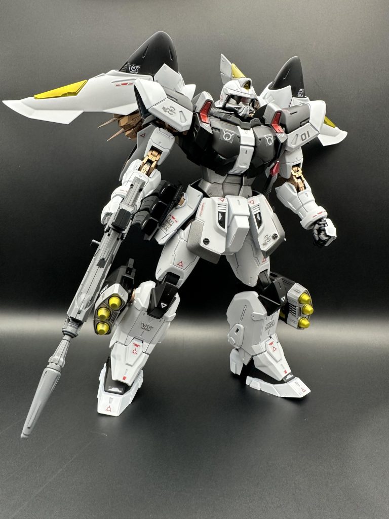 ボディ色を白くしたため、白いデカールは白い所は貼れないのでそれ以外を貼っていきました。