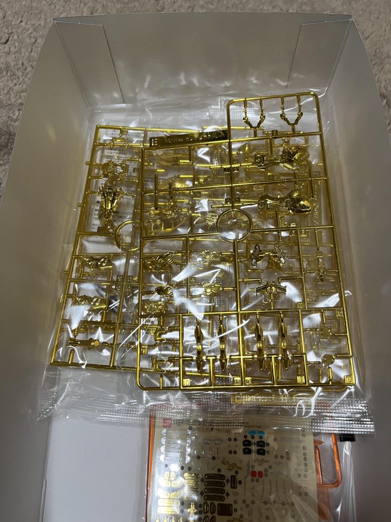 金メッキランナーはトキメキました。ただ写真写りがイマイチな気がして、撮影に時間がかかりました💦金メッキに反射するとキレイに映らないのかな💦