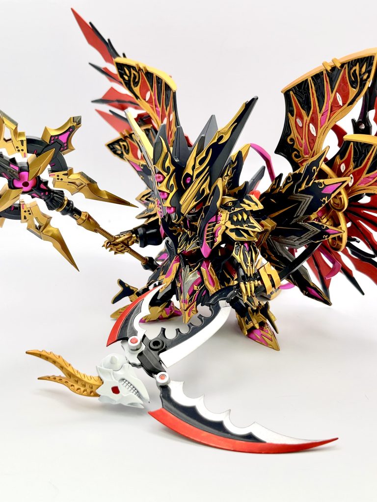 工作はシンプルで、SMKフレームと呼ばれている股関節の可動域拡大と、バックパックにマント、ウィング増設用の3mm軸を追加しただけです。武器はMSGのアルナイルロッドとスカルマサカーです。