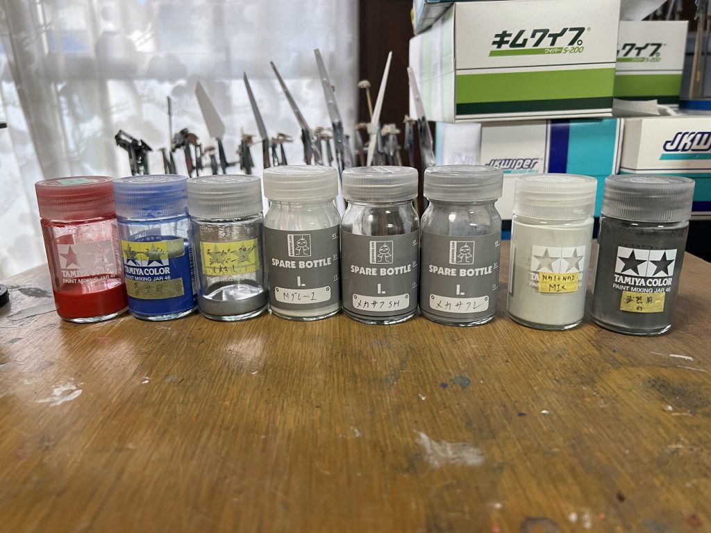 今回使用した塗料 本体のホワイトはガイアノーツのNグレー1とNグレー1とNグレー2を混ぜた2色で塗装してます