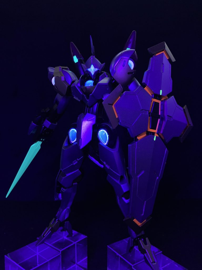 ところどころ蛍光塗料を使い、暗闇で妖しく光る状態を表現。 