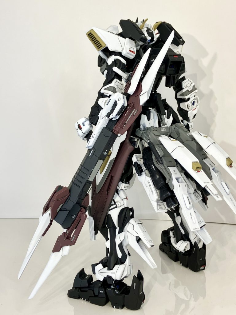 ［ビームレールガン］腰部にマウント可能な射撃武器。ソードドラグーンと合体することで威力と射程を倍増する。また鬼神化時は巨大なビームソードを発生可能。