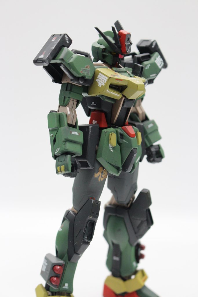 武器無し状態です拠点防衛=固定砲台のようなイメージだったのでセンサーっぽいパーツや追加装甲、ミサイルなどを付け加えてみましたこの写真だと肩の壱が見えにくいですがストライクの型番が105なので壱零伍のデカールをボディに入れてみました