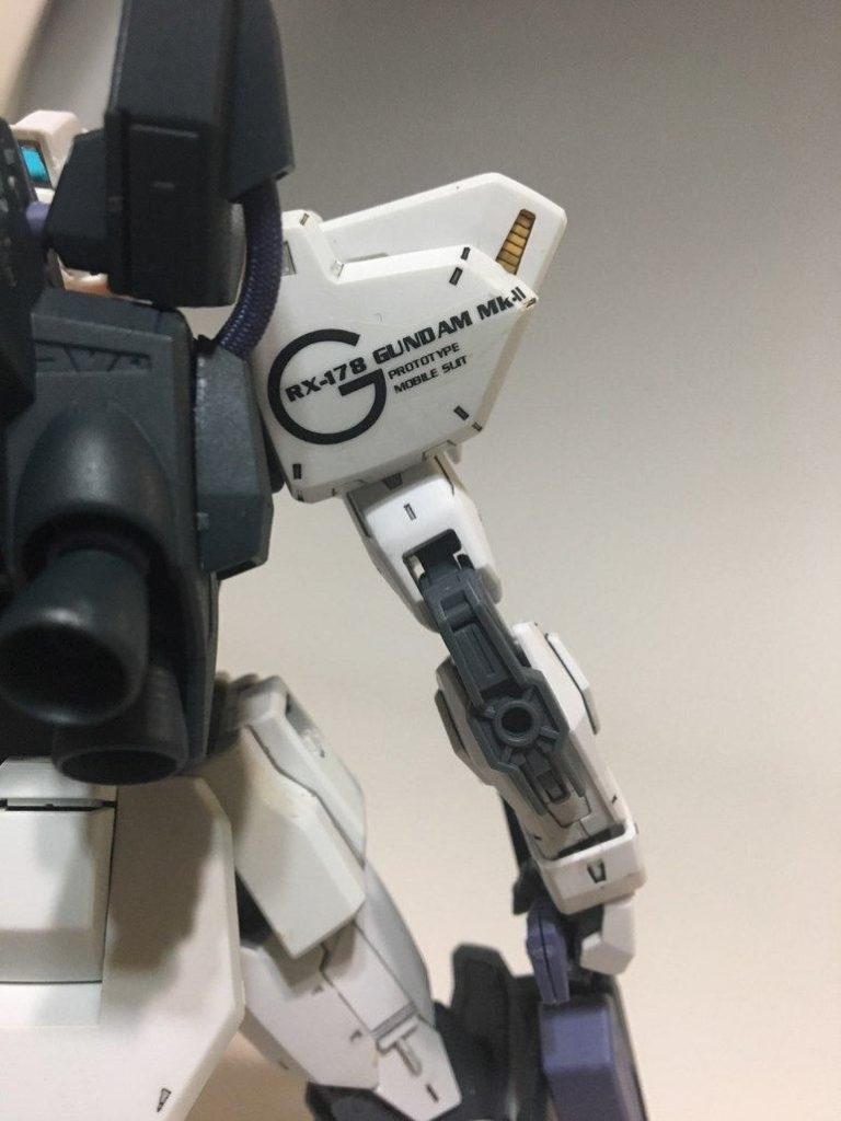 ショルダーアーマーはMk-IIから流用。径が合わないため、調整。