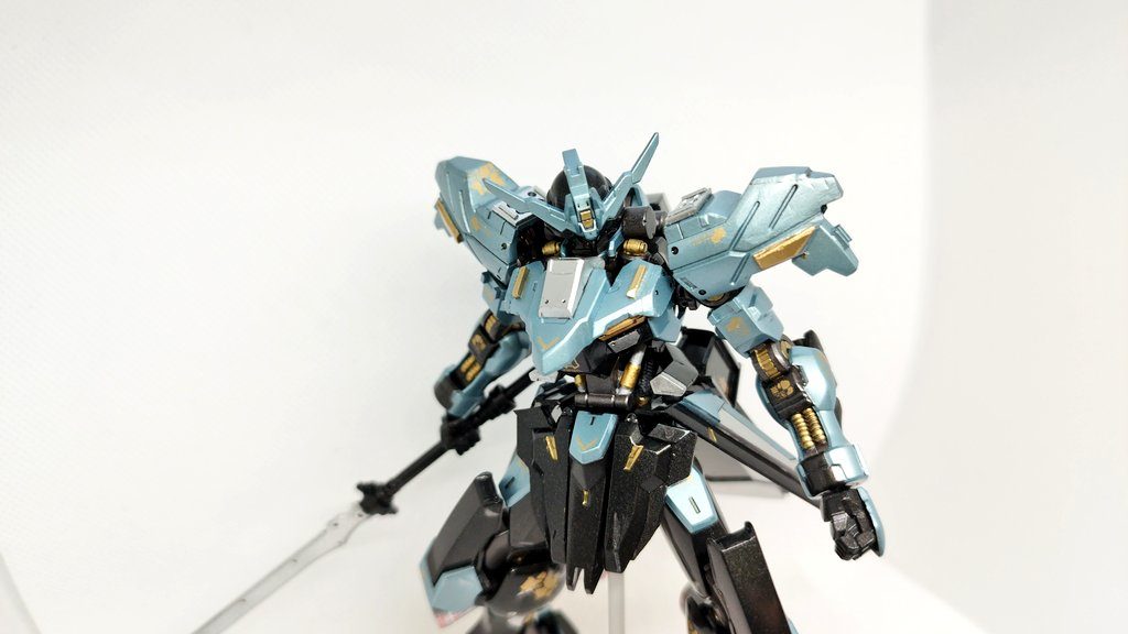 今回の工作は『パイピングがしたいッ!!』という想いから始まりました。そこで部屋のパチ組を眺めていると目に付いたんです。このヴィダールてゃが。鉄血機体ならまず間違いないやろって感じでした。俺のゴーストも「間違ぇねぇ」と囁いてました。