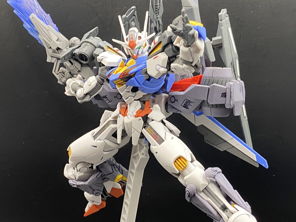 腰部のエスカッシャンの外しがとても大変なため盾としてのエスカッシャンはオミットされてます。ただ手首の甲や足の付け根、腰の羽部など従来の数より少なくなりますがガンビットとしての使用は可能です。