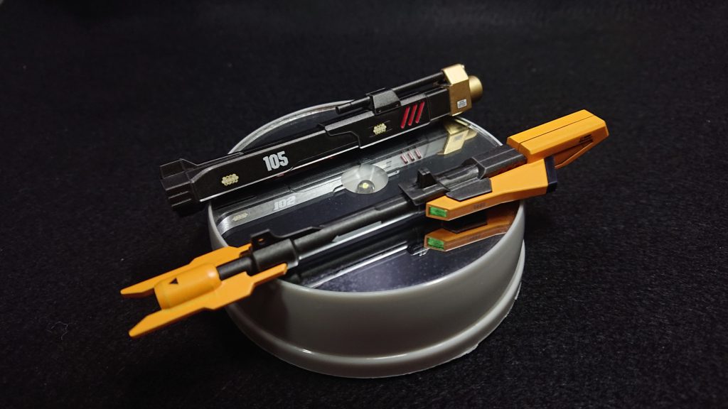 左右の腕にヴェルデバスターのガンランチャーとビーム砲を装備するため武装の方に3㎜の穴をあけて接続できるようにしました