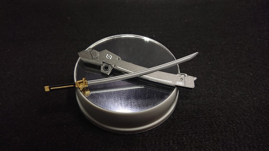 サイドスカートに3㎜の穴をあけて30MMの刀を接続しています武装は極力減らす方針なので刀は1本だけ装備しています