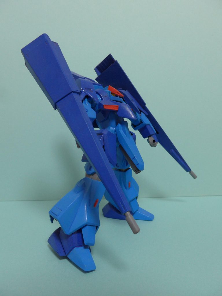 横からです。MA形態で機種になる股間にガトリングガンつけました。変形可能みたいなんですが、やり方忘れたのと壊すの怖いので、せっかくつけても目立たないままです(苦笑)。