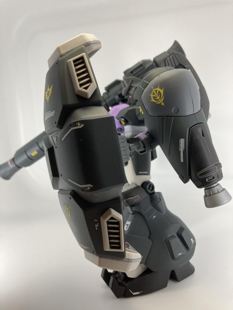 シールドが重く丁度いい角度での保持が難しかったためハンドパーツと接着しました。