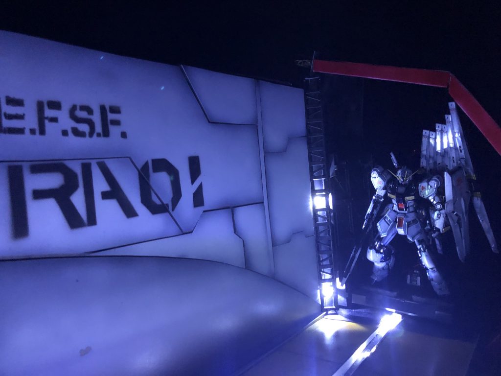 RGニューガンダムと組み合わせて。広い面の塗装がこんなに難しいとは思わなかったです。良い勉強になりました。