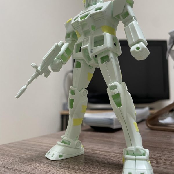 HOW TO BUILD GUNDAM 2のフルハッチオープンガンダムを、144スケールで作ってみます。やった事ある人がいるのかわかりませんが、ちょっとググった感じではヒットしなかったので、最初の人であれたら尚嬉しい。まぁ先人が居たとしても気にしません（笑）ていうか、完成するか怪しいので温かい目で見守ってください。それにしてもベストメカコレクションのガンダムは素晴らしい造形ですね。脚の開き以外はキットのまま活かす方向で考えています。続く（2枚目）