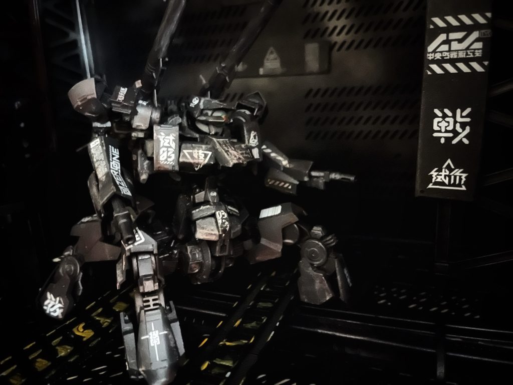 機体名「ハイエナ・ファット」.......これは俗称だったか。あまりにも脚が遅く機動性も悪い。最新のMSが数秒で音速に達する時代に四足歩行型はあまりにも時代遅れだった。要は主力があらかた片付けた後の始末にしか使えない、ハイエナのようにおこぼれを貰うが太ってる故に脚が遅いからファット。掃討には必要な戦力ではあるが、既存MSでも賄える。現代の新兵器としては不合格だったのだ。見る者を恐怖させ、威圧感を植え付け、破壊の限りを尽くす禍々しいデザイン。火力や姿勢制御は充分、AIの思考パターンが生物由来である為、補給等も自動で行えるという売り文句の筈なのだが.....屈辱だった。何年も持続可能な戦闘は魅力的な筈ーーーしかし予算を大幅に....いや、会社が傾く程に注ぎ込んでしまったのだ。上からは見放され、閑職に追いやられ、各社からの負債は増えるばかり。.....もう俗称でもいいか、ハイエナの維持にも莫大な経費がかかることが判明した。脳とAIの情報伝達に必要な新種の鉱物、パーメットと言ったか。ソレの調達に金がかかるのだ。栄養と同じく欠かせばハイエナの脳は死ぬ。再開発は倫理的にも予算的にも上が許さないだろう。しかし維持も許されない現状だ。あの女狸め、こうなる事を見越しての「袖の下」というわけだ。そして「私」の人生は唐突に終わりを迎え、新しい[ワタシ]が始まった。