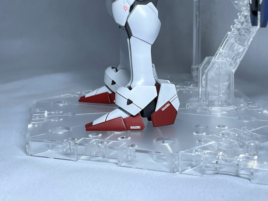 足首はフレームパーツが隠れるようにしました。