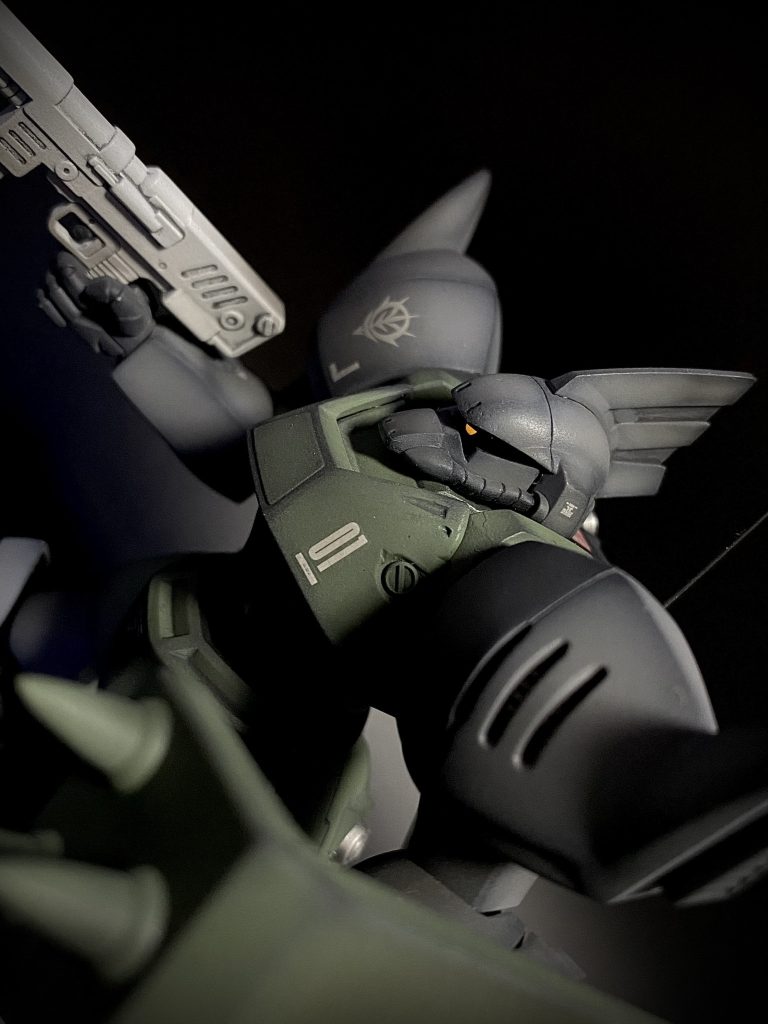 モノアイは定番のクリア化。可動はしません。肩のスリットは貫通させて裏からモールド入りのプラ板を貼っています。