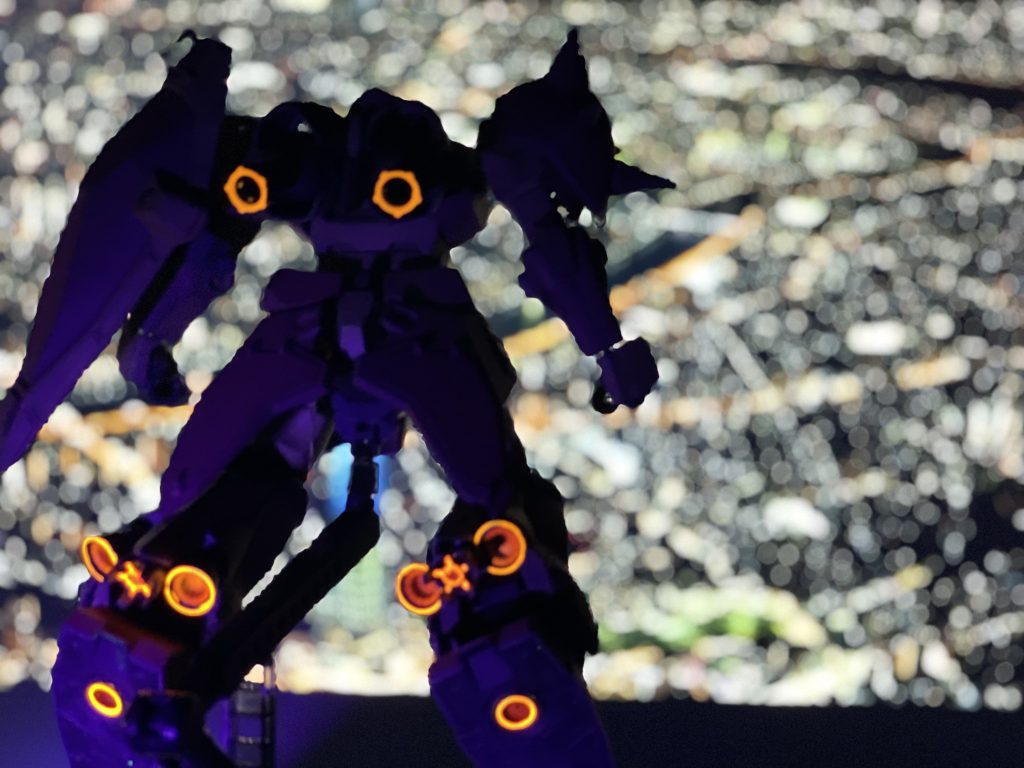 バーニアは蛍光オレンジで、劇場の夜間戦闘をイメージ