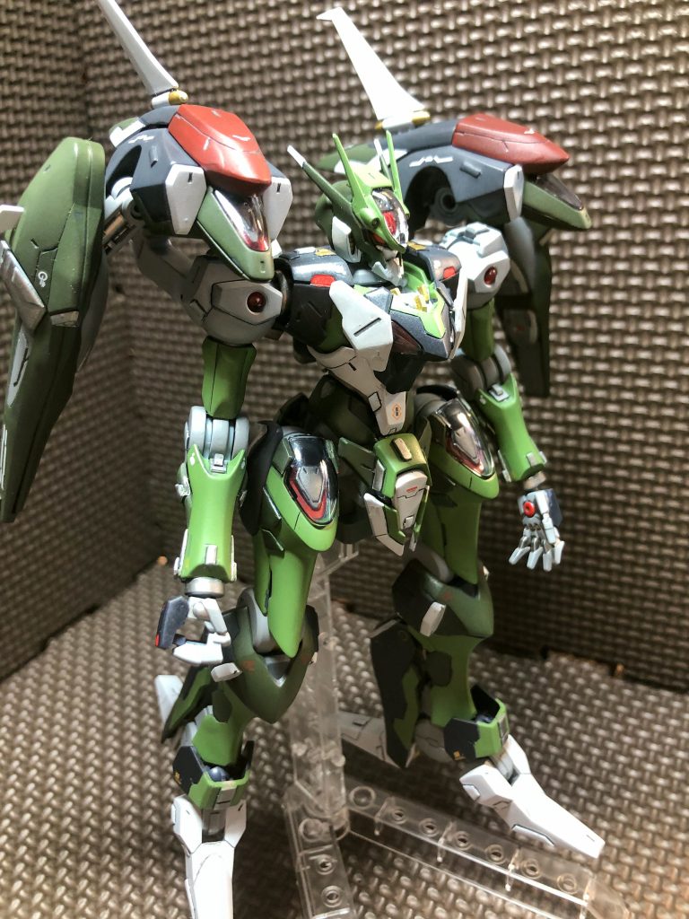 ディテールアップは、プラ板加工とスジボリで各部をいじりました。胸周りの追加パーツなどは、ランナーに良い形状の物があったので、それを使っています。