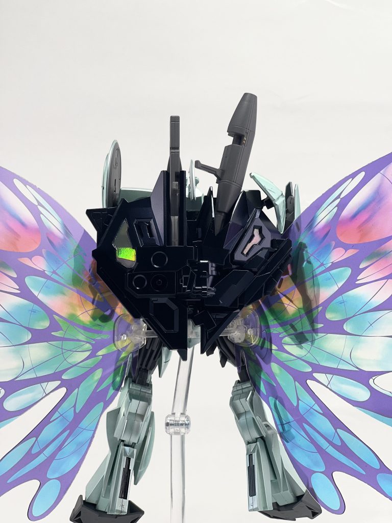 背面。バックパックは旧キットそのままですが元のディテールがかなり細かかったのでまったく加工の必要なかったです。月光蝶エフェクトはターンエーの物のままだとバックパックが干渉して見栄え悪かったので接続軸をランナーで自作して、劇中同様太もも裏から発生しているように調整しています。