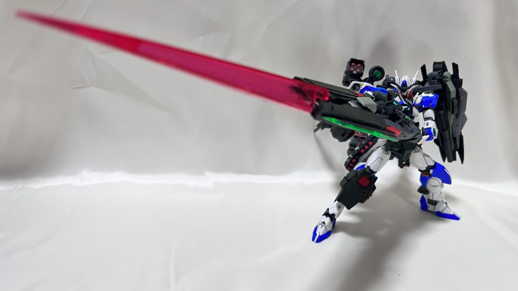 必殺技「ネオライザーソード」3機の太陽炉から発生する粒子を全て、一時的にヘカテーに集め、先端から巨大なビームサーベルを発生させる。この必殺技を使った直後数秒機能不全となる。RGダブルオーライザーのエフェクトを合うように加工したっけかな。