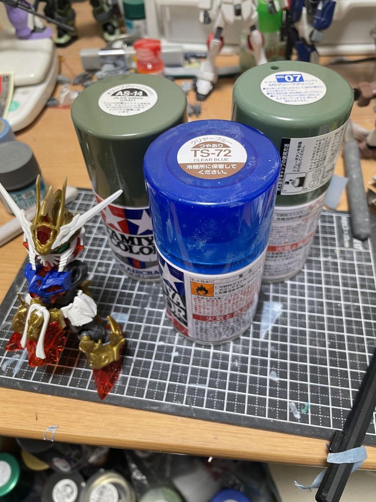 使用するスプレーは三色オリーブグリーン→クリアブルー→MSディープグリーンと三層に塗ってます。
