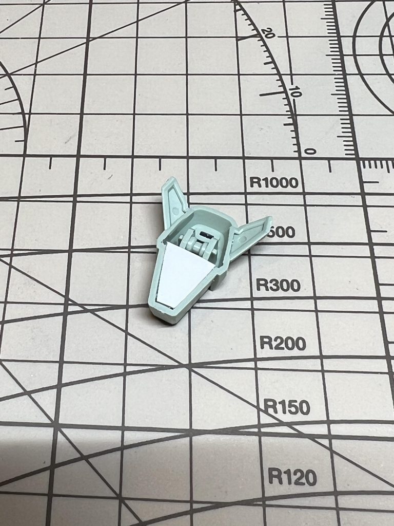 プラ板で塞いでパテいれました