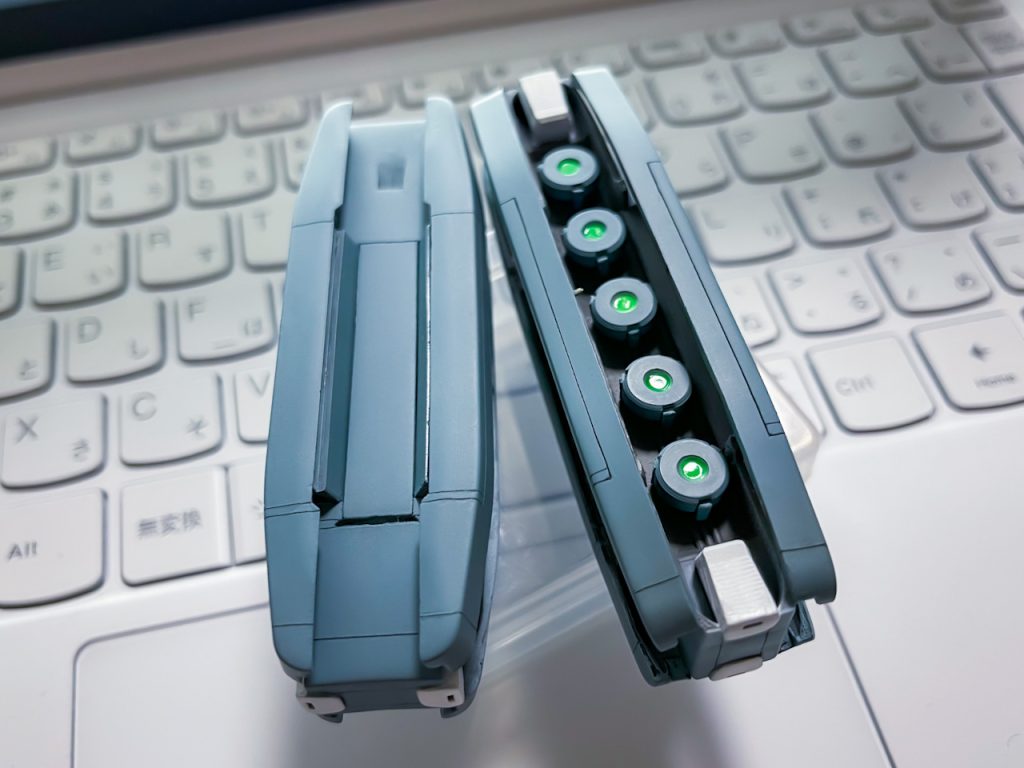 ビットコンテナはビット搭載部分に2軸のヒンジ機構を組み込むことで劇中のような開閉動作とビットの取り外しが可能な設計です。