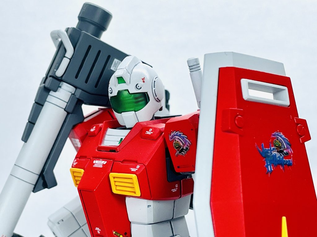 バズーカラック付きが前回制作のものですが、肩とシールドは、マーキングシールを貼るため、余剰パーツを塗装し付け替えました。