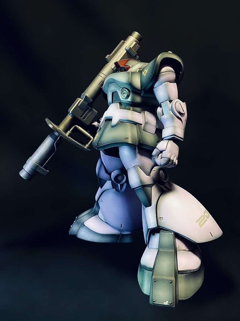 頭頂部を削り、肩にパテを盛って首が埋まった感じに。胸にもパテを盛ってボリュームアップしてます。あとは腹部で数ミリ延長、武器はラケーテンバズを持たせました。