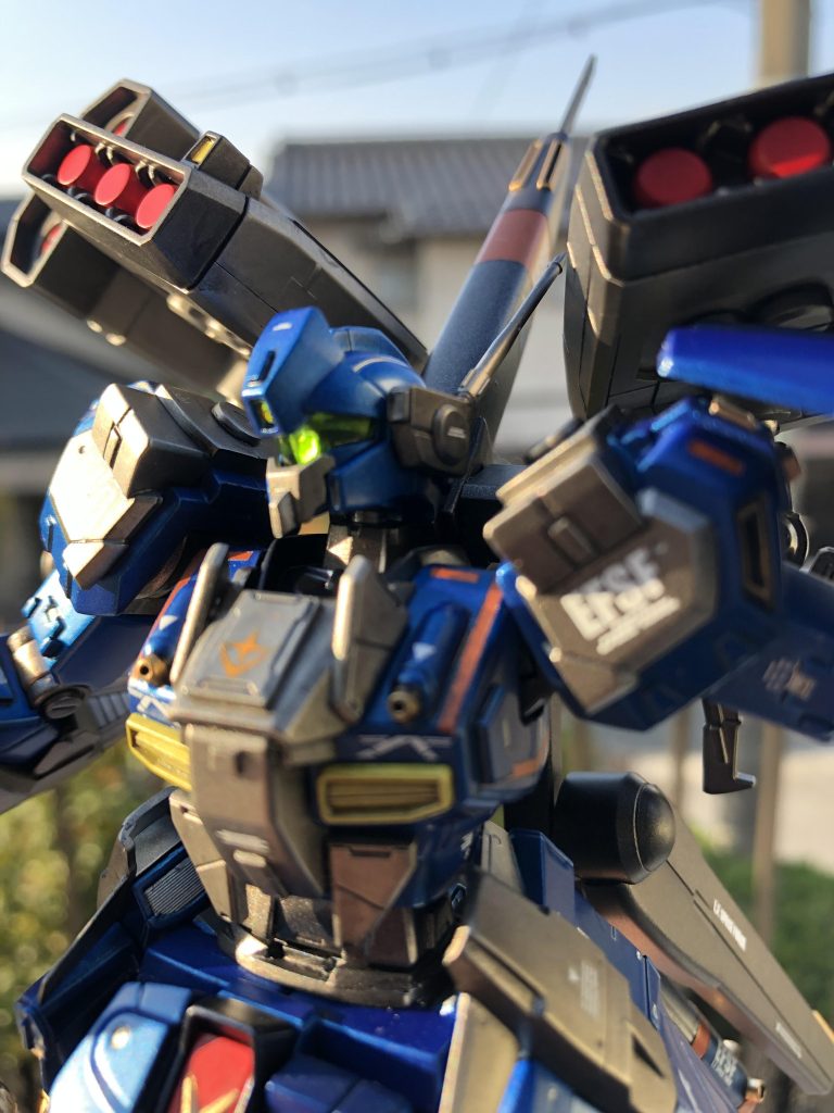 屋外、自然光で　標準のバイザーはクリアブルーなので、クリアイエローを吹き、クリアグリーンに変色させて使用。バイザー奥のカメラには偏光シールを使用。チンガードにジムコマンド風のアゴをプラ板で追加。