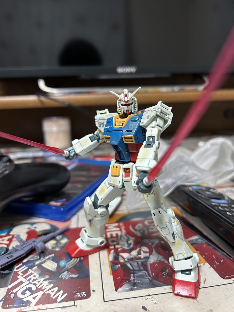 デカールを少しだけ貼り、スミ入れ、ウェザリングしたあと半光沢トップコートを吹きました。