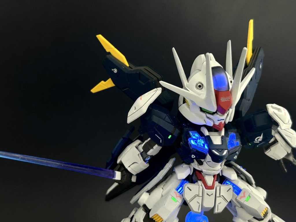 黒背景でパーメットスコア6。今気付いたけど、ビームサーベルも光るようにするの忘れてたな…😅