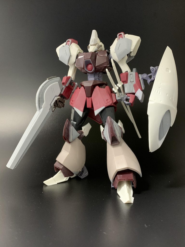 頭部はレッドミラージュの頭部がベースです。胴体は削り出しで大きく形を変えています。肩部アーマーはレッドミラージュを元に一部プラ板で自作。下腕が実は元と似てるようで一番形が違って、細かく分割してプラ板で自作して使える部位だけ貼り付けるといった感じです。太ももは手っ取り早くギャングリーガーから流用。足は削ったりプラ板足したりで形を変えました。