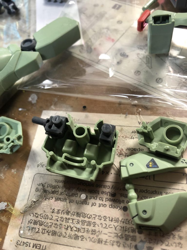 肩関節もνガンダムの物に交換。ジェガン本体を少し切り欠きして肩を跳ね上げれるように加工。